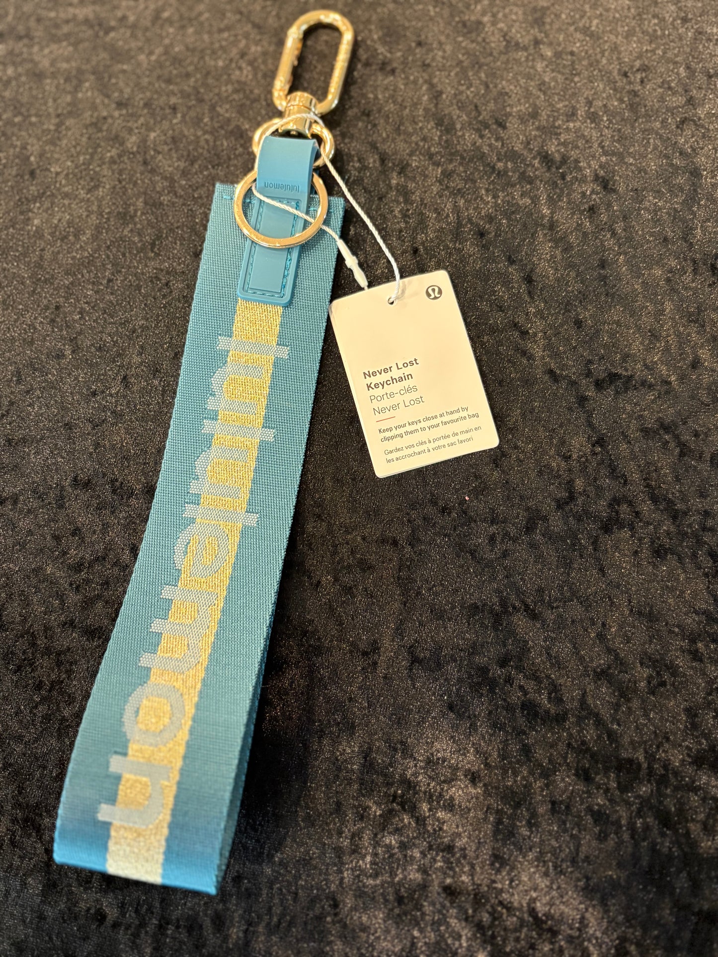 Minimal Motion Keychain – Gold Stripe Edition