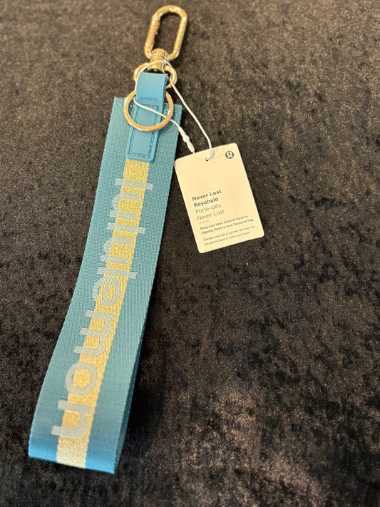Minimal Motion Keychain – Gold Stripe Edition