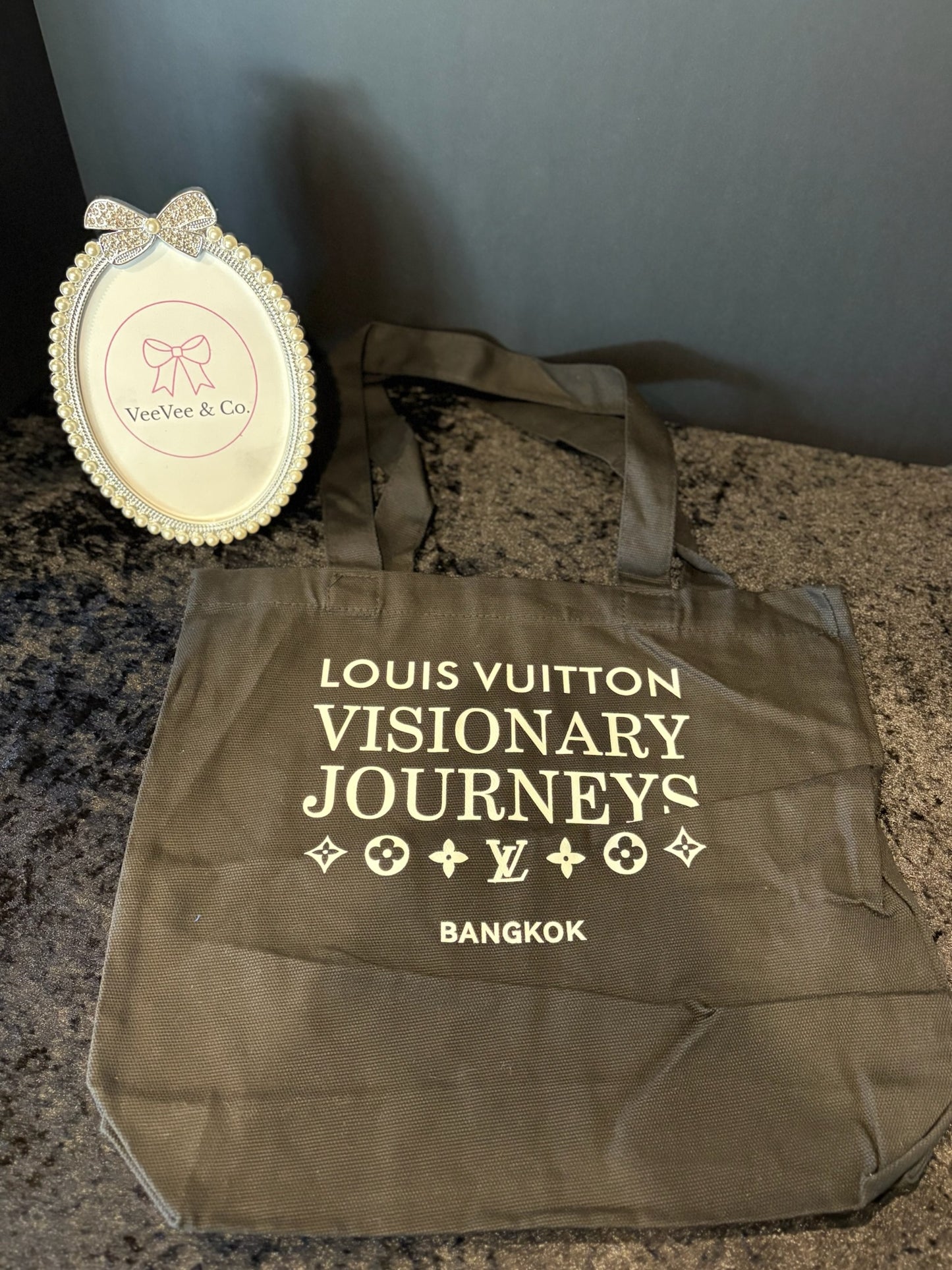 Effortless Chic Tote 🖤
