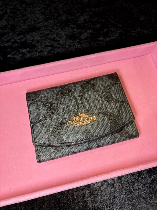 🖤✨ Sleek & Chic Monogram Wallet | Slim Snap Closure Beauty