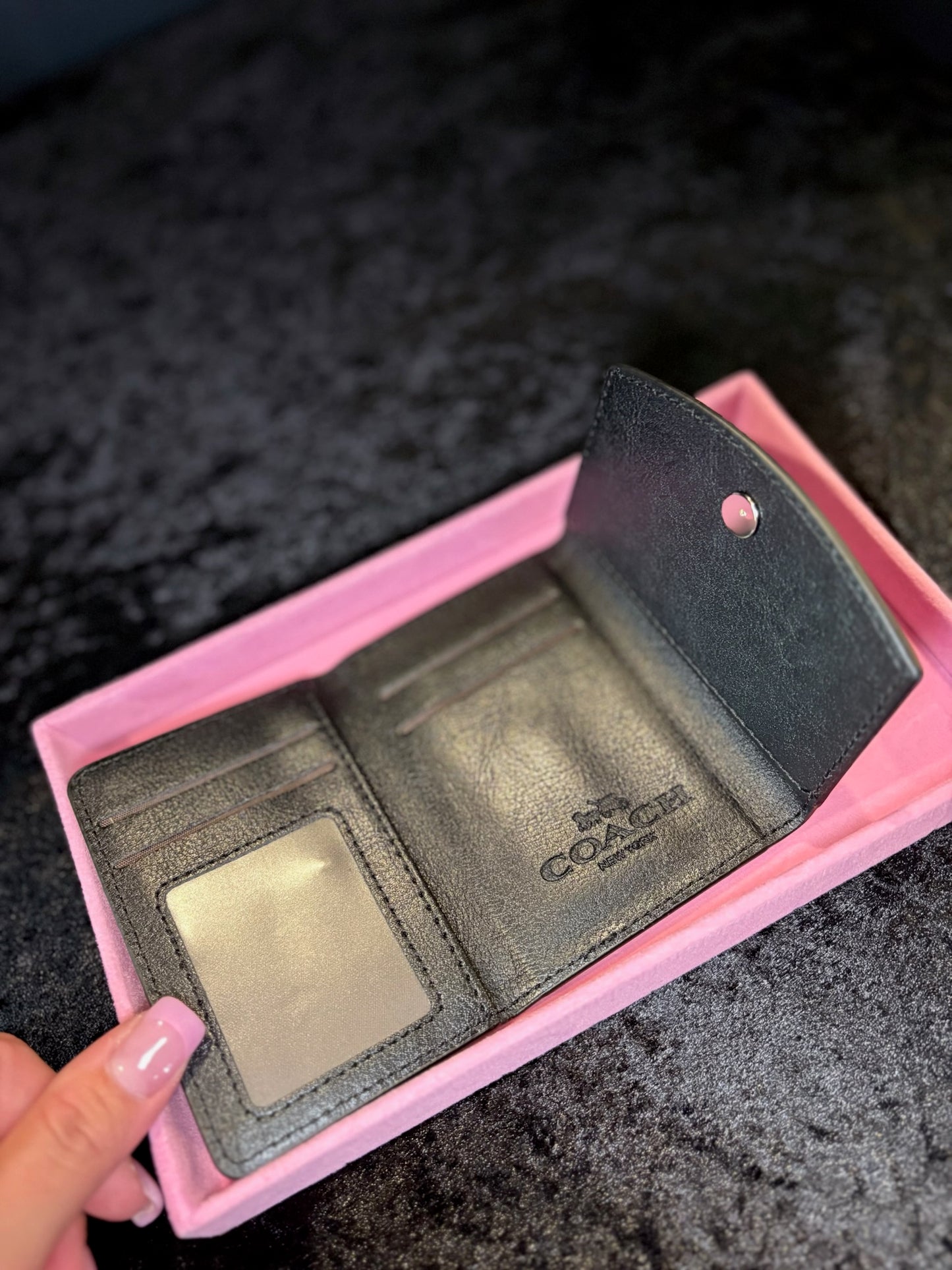 🖤✨ Sleek & Chic Monogram Wallet | Slim Snap Closure Beauty