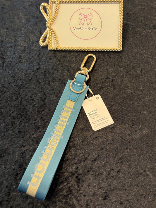 Minimal Motion Keychain – Gold Stripe Edition